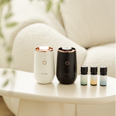 讓香氣回歸最純粹的本質。
打造你的個人香氛空間，從純粹開始。
無需加水，直接安裝純精油，一鍵啟動三段式擴香模式，香氣隨空間而動，自由調整濃度。

黑與白之間，點綴一抹玫瑰金，極簡卻不單調，儀式感與美感兼具。
無線設計，讓香氣隨你走進臥室、書房、車內，甚至旅途當中。

禮盒內容：
① Purity 純粹香氛儀（白/黑）x1
② 複方純精油 10ml x1
③ USB 充電線 x1
④ 精油空瓶 x2
⑤ 使用說明書 x1