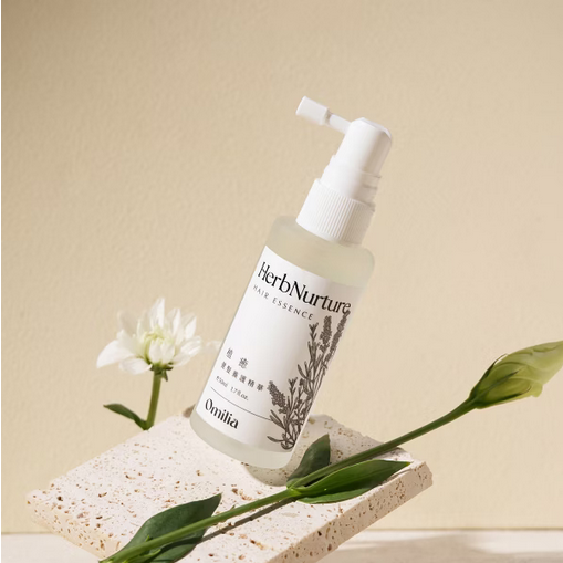 微涼放鬆的草本木質香氣，在一整天忙碌過後，釋放頭部壓力、滋養頭皮能量，讓頭部充滿活力，讓秀髮每日蓬鬆舒暢。
日常養護頭髮修復補給，維持頭皮的穩定度，讓頭髮蓬鬆豐盈舒暢，水狀精華快速吸收，使用後免沖洗。

• 水狀免沖洗精華 清爽無負擔
• 輕微涼感，秀髮每日蓬鬆舒暢
• 草本清香帶著乾淨的森林木質調